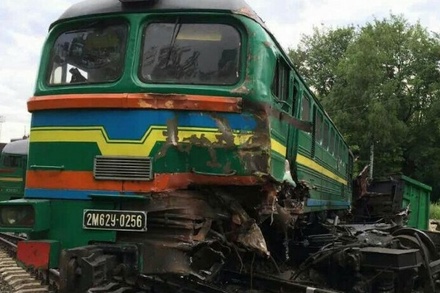Пассажирский поезд столкнулся с локомотивом на Украине