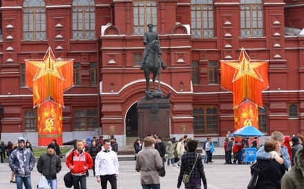 Памятник Жукову с Манежной площади Москвы переносить не будут