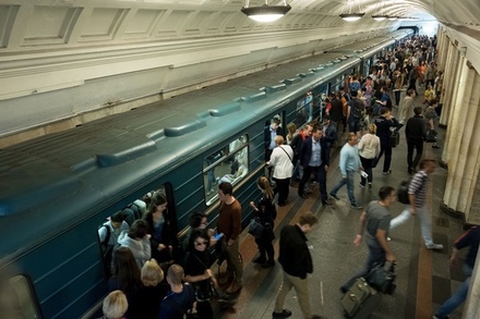 На станции метро «Театральная» мужчина упал под поезд