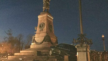 В Иркутске автомобиль въехал в памятник Александру III