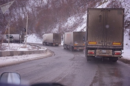 Дорога из Грузии в Россию закрылась для большегрузов из-за снега