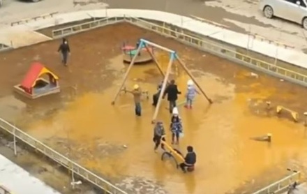 В Якутске проведут проверку после видео с играющими на затопленной площадке детьми