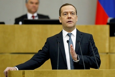 Медведев призвал пересмотреть пособия по уходу за детьми от полутора до трёх лет