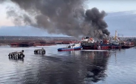 В Архангельске произошёл пожар на теплоходе «Ломоносов»