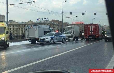 Очевидцы сообщили о падении машины в воду после ДТП на Новоарбатском мосту в Москве