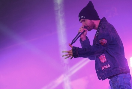 Noize MC случайно разбил фанату голову стойкой микрофона