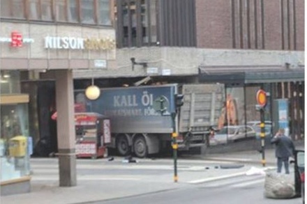 Въехавший в толпу людей в Стокгольме грузовик был угнан