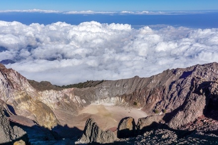 Более 500 туристов эвакуированы с вулкана в Индонезии
