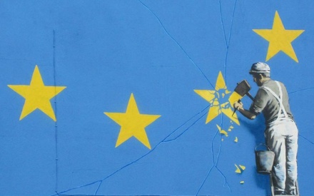 Бэнкси признал авторство рисунка с разбивающим звезду на флаге Европы рабочим