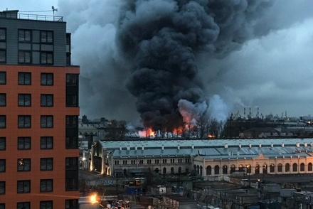 Площадь пожара в гипермаркете в Петербурге сократилась в 8 раз