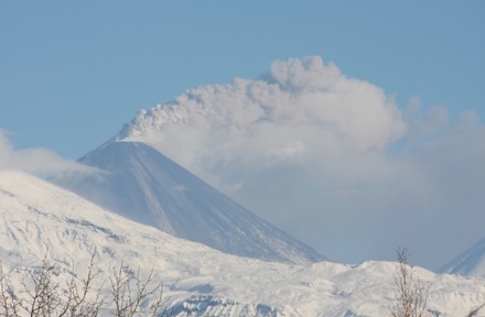 Вулкан Ключевская сопка на Камчатке выбросил пепел на высоту 5 километров