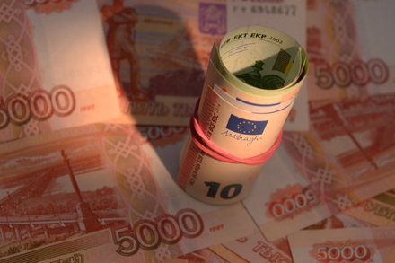 Официальный курс евро на среду вырос почти на 5 рублей
