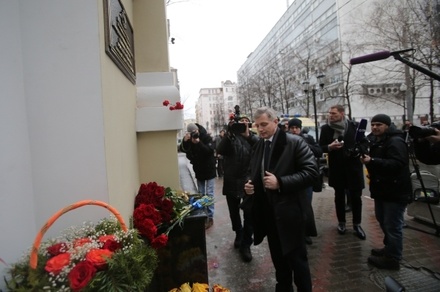  К зданию ансамбля имени Александрова в Москве несут цветы