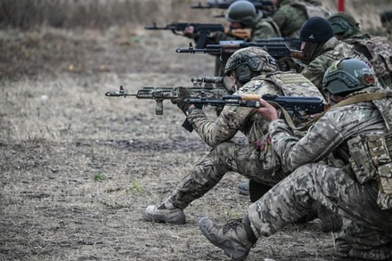 Военные подняли флаг России в Макаровке ДНР