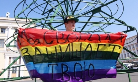 Гей-активист задержан в Петербурге во время пикета перед десантниками