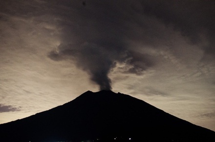 Из-за извержения вулкана с Бали не могут вылететь около 300 российских туристов