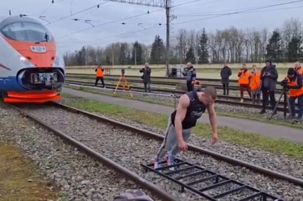 В Санкт-Петербурге атлет сдвинул поезд «Сапсан» весом 650 тонн на полтора метра