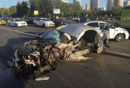 В крупном ДТП на Кутузовском проспекте погиб 1 человек, 4 пострадали