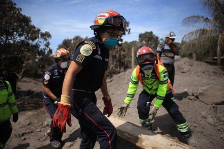 Число жертв вулкана в Гватемале достигло почти ста человек