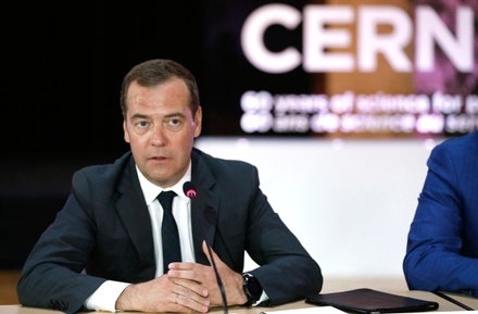 Дмитрий Медведев потребовал разобраться с информацией о росте цен на бензин
