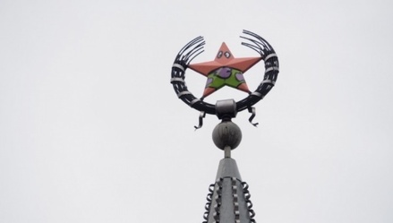 В Воронеже звезду на шпиле здания перекрасили в персонажа из «Губки Боба»