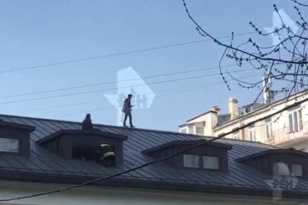 Мужчина забрался на крышу посольства Венесуэлы в Москве