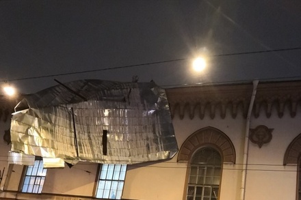 В Петербурге ветер сорвал кровли с 16 зданий