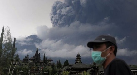 Тысячи туристов не могут вылететь с острова Бали из-за извержения вулкана