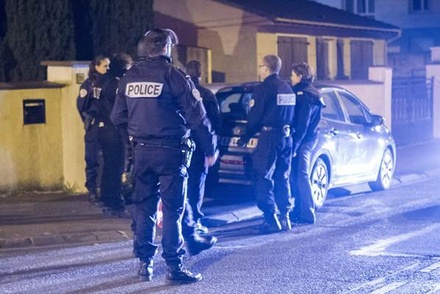 Полиция проводит обыск по месту жительства напавшего на полицейских в Париже