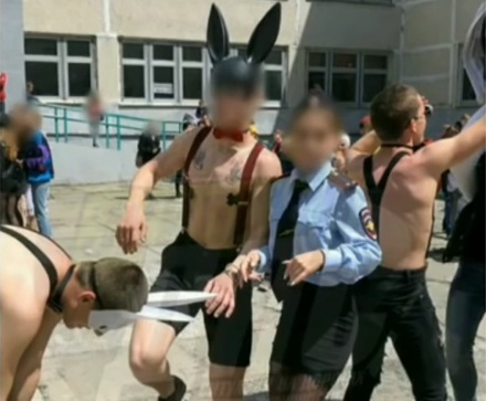 Участвовавшую в БДСМ-утреннике школьницу оштрафовали за погоны