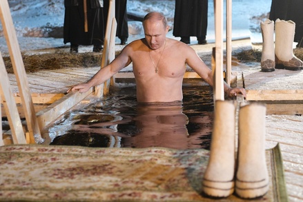 Песков объяснил, почему прежде крещенские купания Путина не снимали на видео