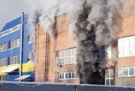 На мебельном складе в Сургуте произошёл пожар