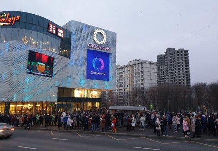 Очевидцы сообщили об эвакуации посетителей из ТЦ «Океания» в Москве