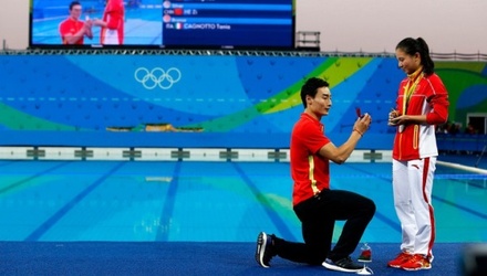 Китайский спортсмен сделал предложение девушке у олимпийского бассейна