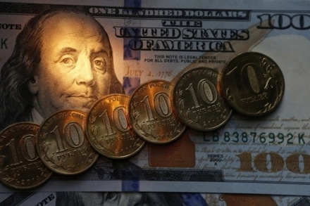 Центробанк поднял официальный курс доллара до нового рекорда