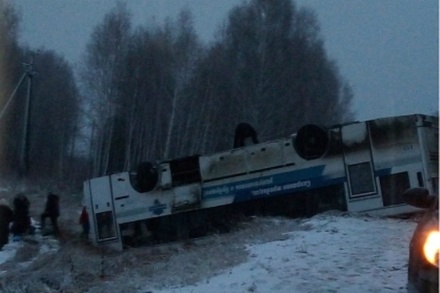 Под Омском перевернулся рейсовый автобус с 45 пассажирами 