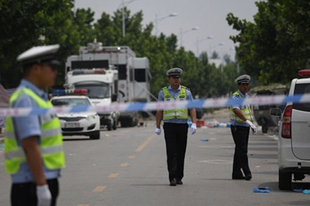 В Китае вооружённый мужчина угнал автобус и сбил группу пешеходов