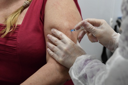 В Москве началась вакцинация от коронавируса на дому