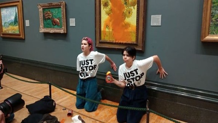 В лондонской галерее эко-активисты облили томатным супом картину Ван Гога