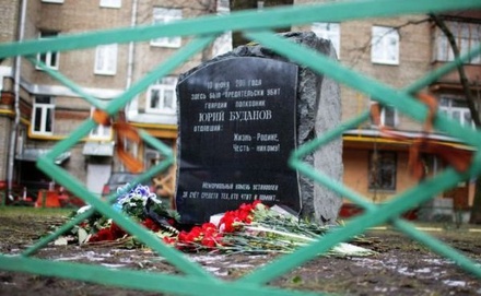 В мемориал полковнику Буданову бросили «коктейль Молотова»