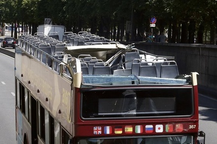 Туристический автобус задел крышей свод моста в Париже