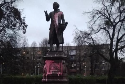 В Калининграде облили краской памятник Иммануилу  Канту