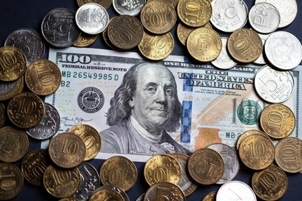Курс доллара опустился ниже 63 рублей