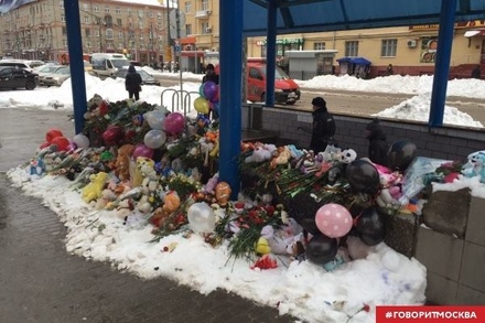 Люди продолжают нести цветы к метро «Октябрьское поле» в память об убитой девочке