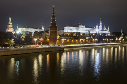 Полиция проверяет сообщения об угрозе взрыва в Кремле и на двух вокзалах