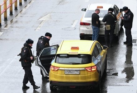 Мигрантам в Курской области запретили работать в такси