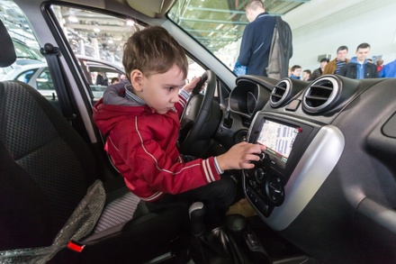 В России запретили оставлять дошкольников в машине без присмотра взрослых