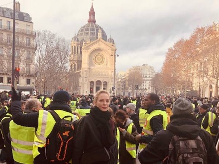 Ума Турман сфотографировалась в Париже на фоне протестующих французов