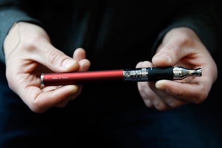В правительстве поддержали идею приравнять электронные сигареты к обычным