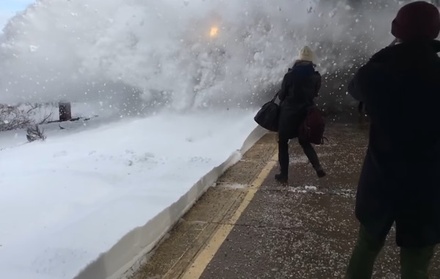 В США поезд завалил снегом пассажиров на перроне